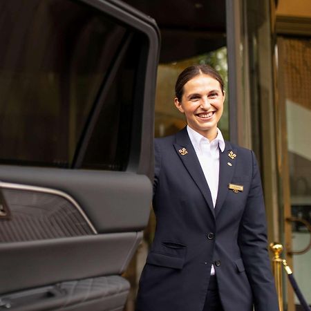 Sofitel Frankfurt Opera Hotel Frankfurt am Main Luaran gambar A chauffeur at the airport