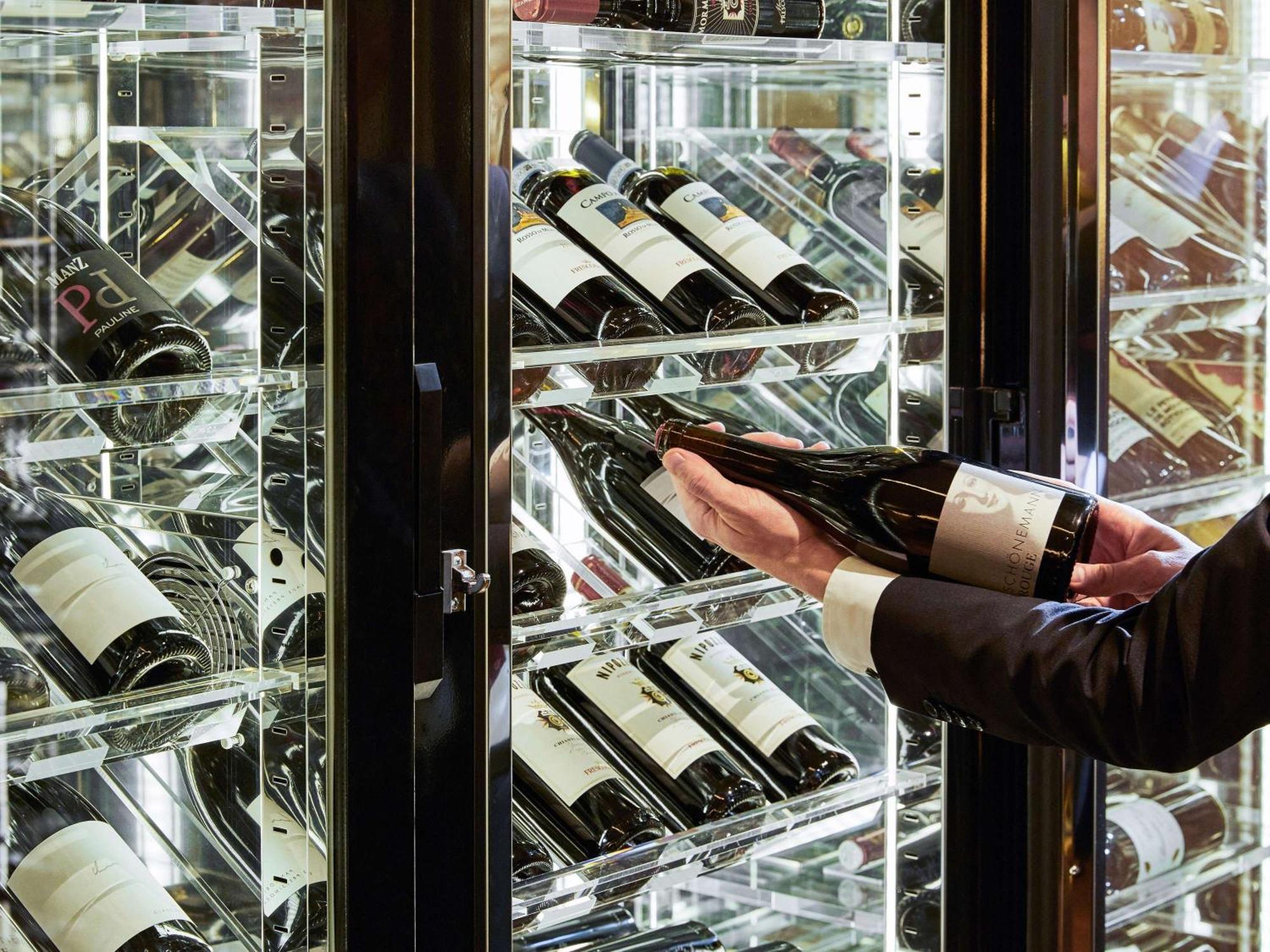 Sofitel Frankfurt Opera Hotel Frankfurt am Main Luaran gambar Wine storage