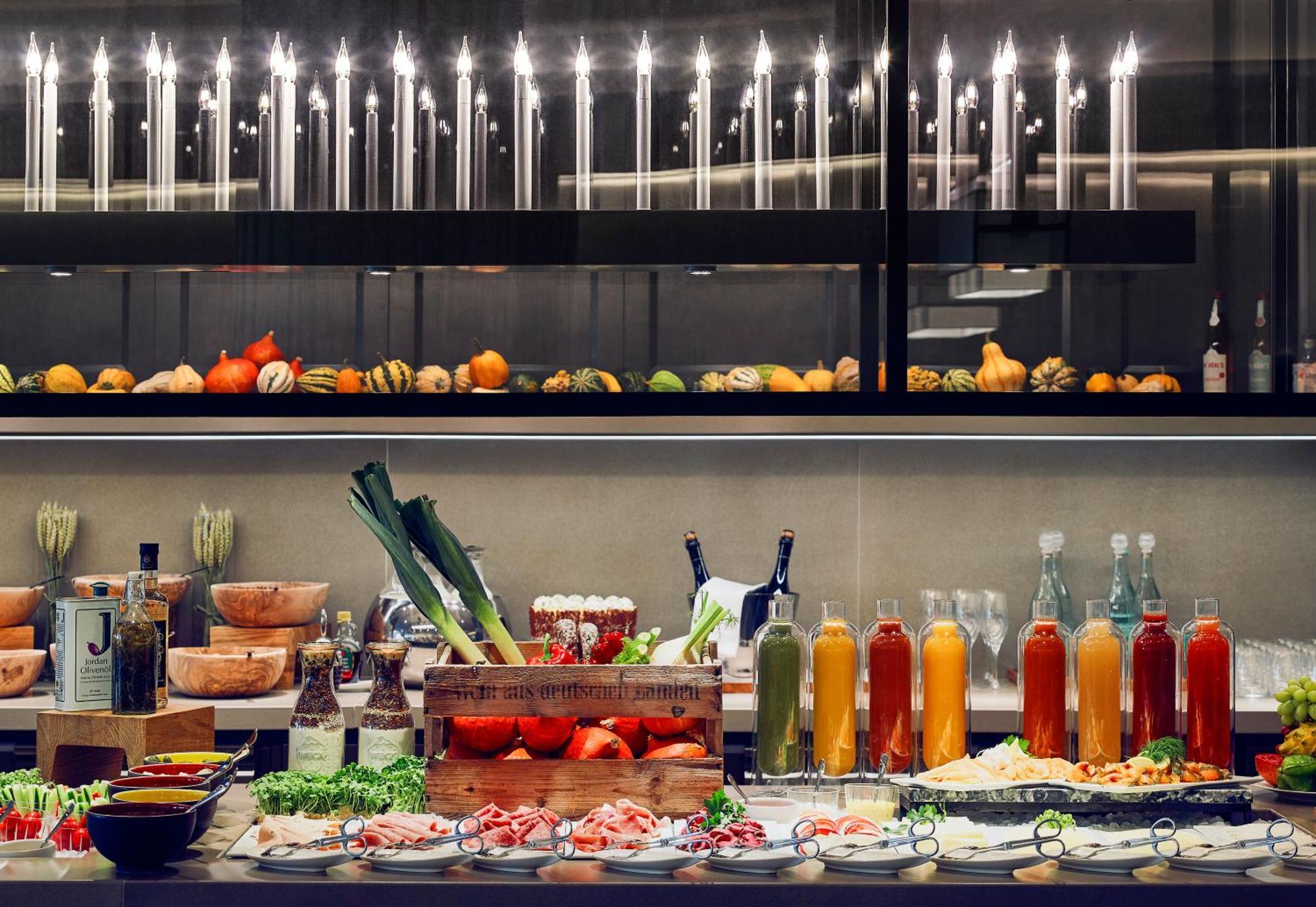Sofitel Frankfurt Opera Hotel Frankfurt am Main Luaran gambar A salad bar