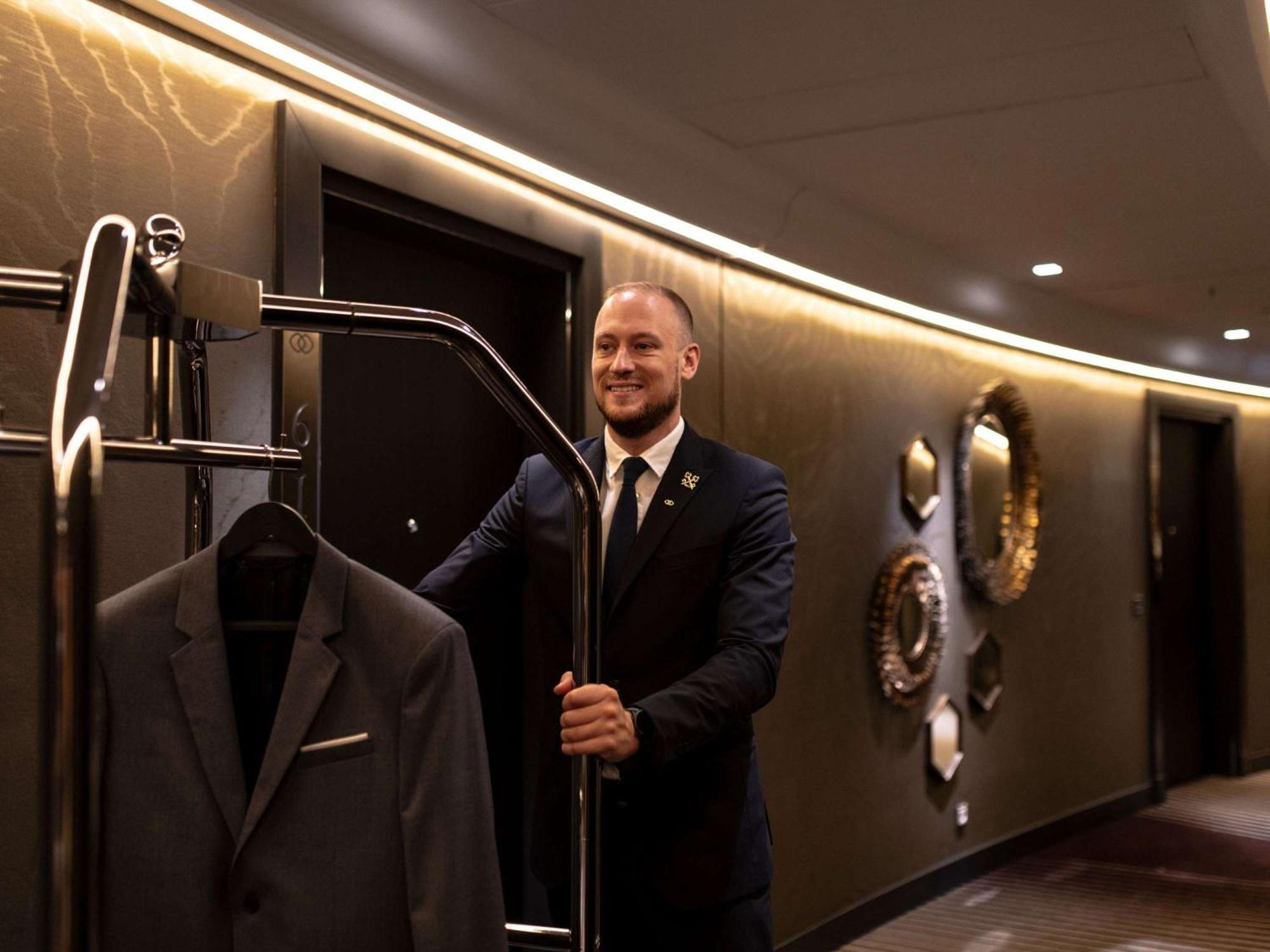 Sofitel Frankfurt Opera Hotel Frankfurt am Main Luaran gambar A bellboy at the Mandarin Oriental, Munich