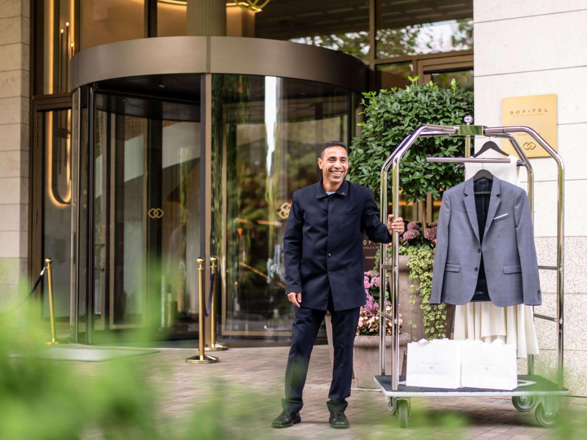 Sofitel Frankfurt Opera Hotel Frankfurt am Main Luaran gambar A bellboy at the entrance of a hotel