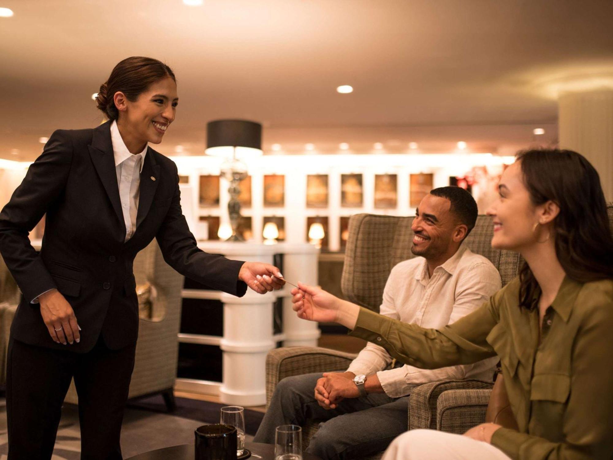Sofitel Frankfurt Opera Hotel Frankfurt am Main Luaran gambar A hotel manager greeting guests