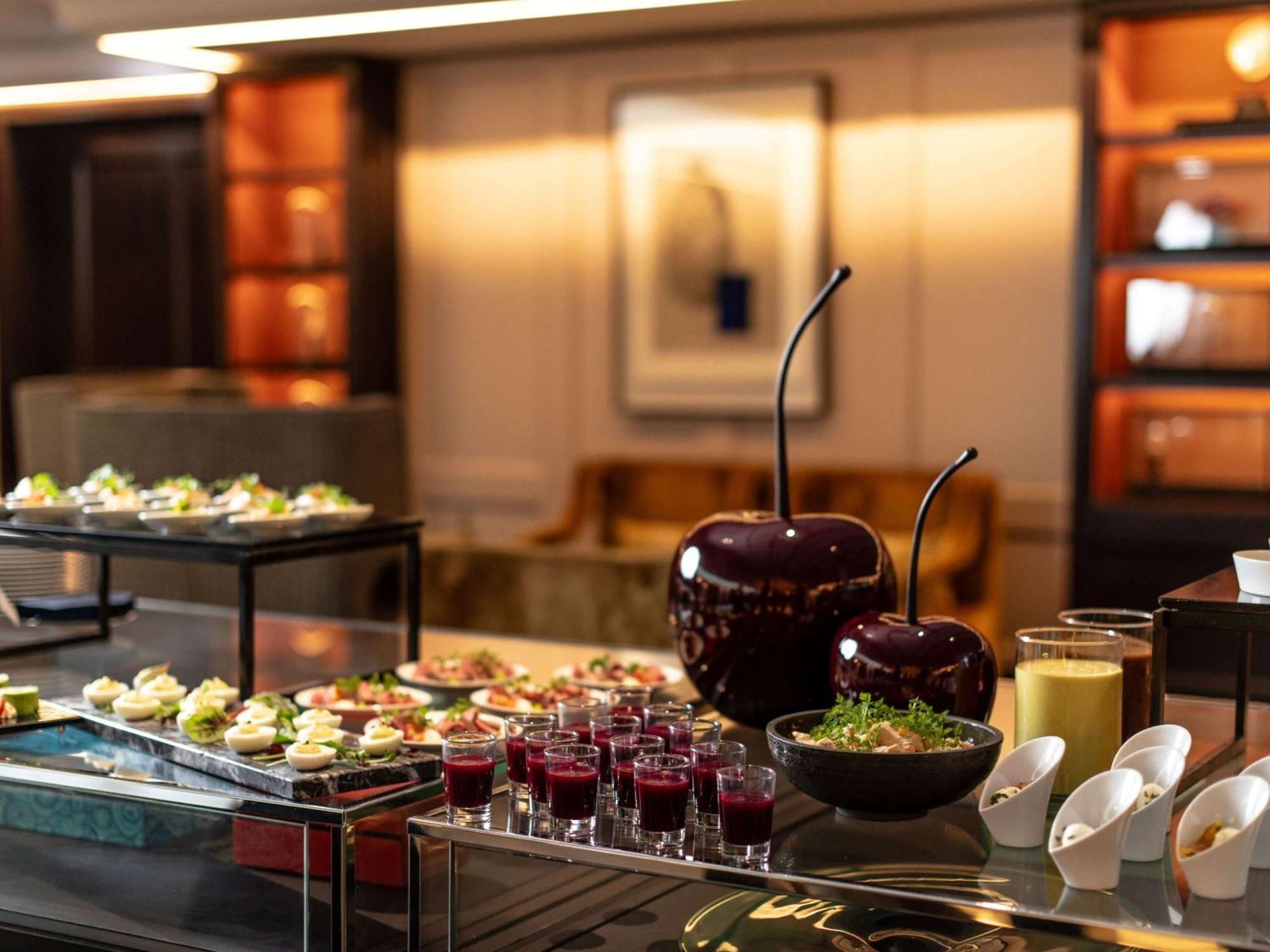 Sofitel Frankfurt Opera Hotel Frankfurt am Main Luaran gambar A buffet at a hotel