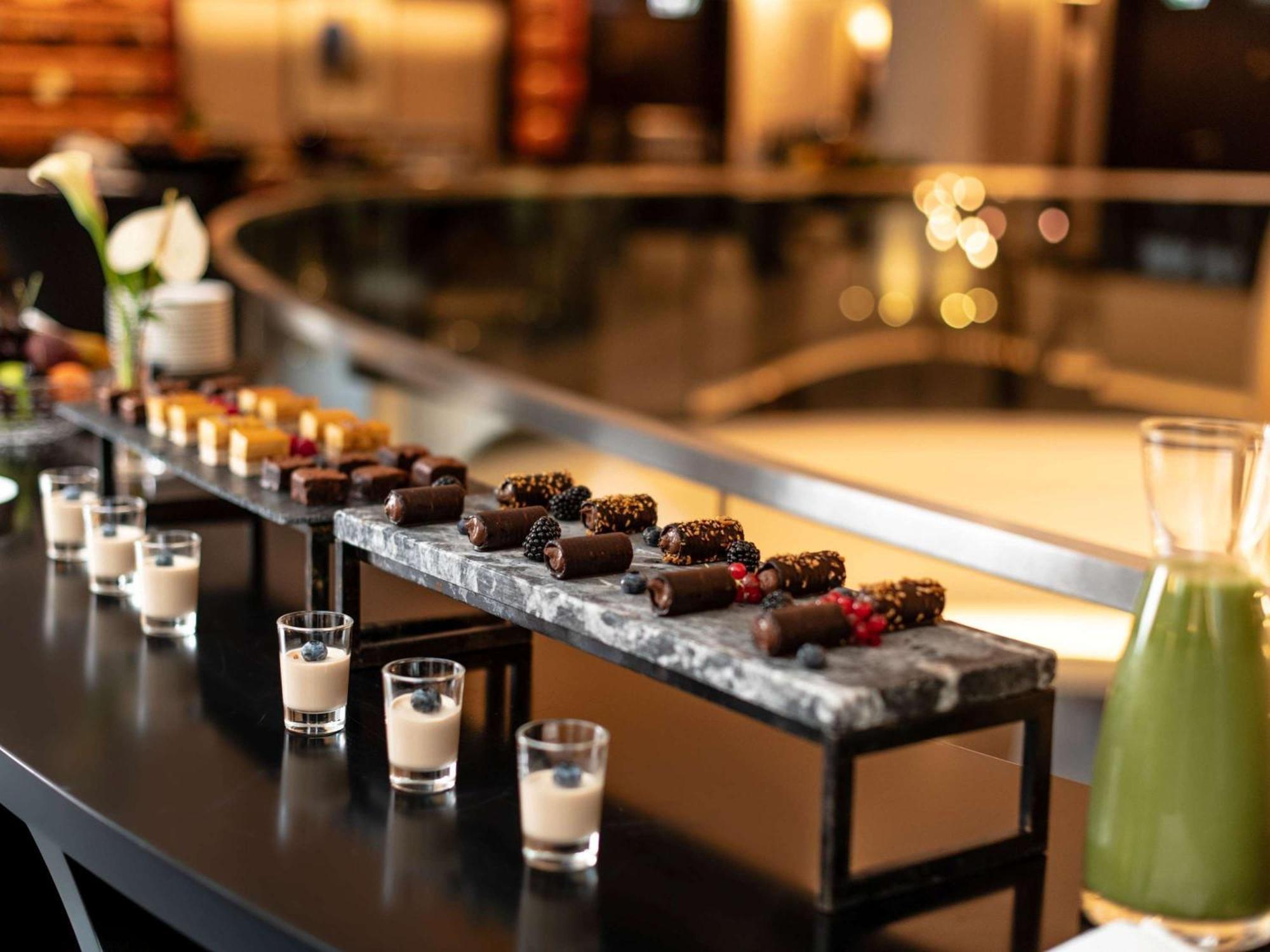 Sofitel Frankfurt Opera Hotel Frankfurt am Main Luaran gambar A selection of chocolate and other desserts
