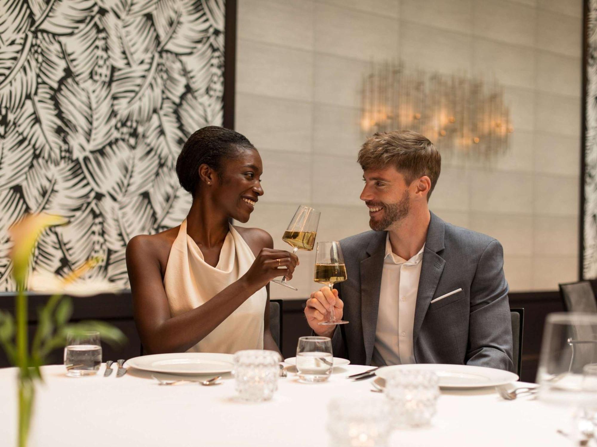Sofitel Frankfurt Opera Hotel Frankfurt am Main Luaran gambar A couple dining at the restaurant