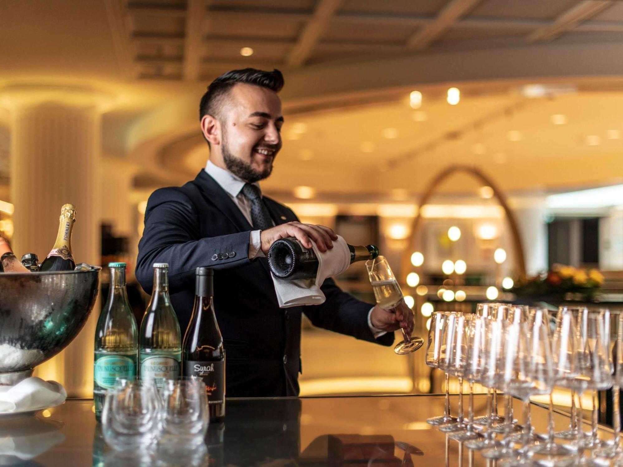 Sofitel Frankfurt Opera Hotel Frankfurt am Main Luaran gambar A sommelier at work