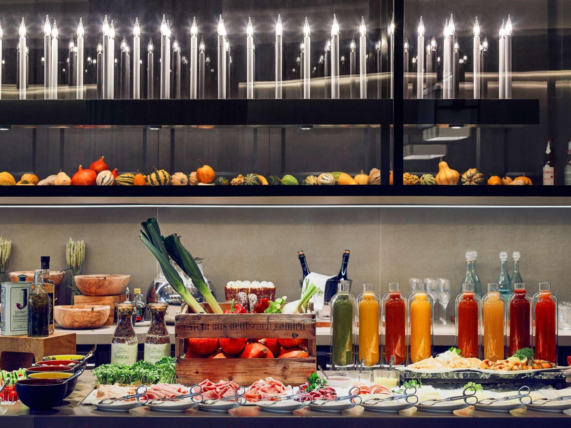 Sofitel Frankfurt Opera Hotel Frankfurt am Main Luaran gambar A buffet at a restaurant