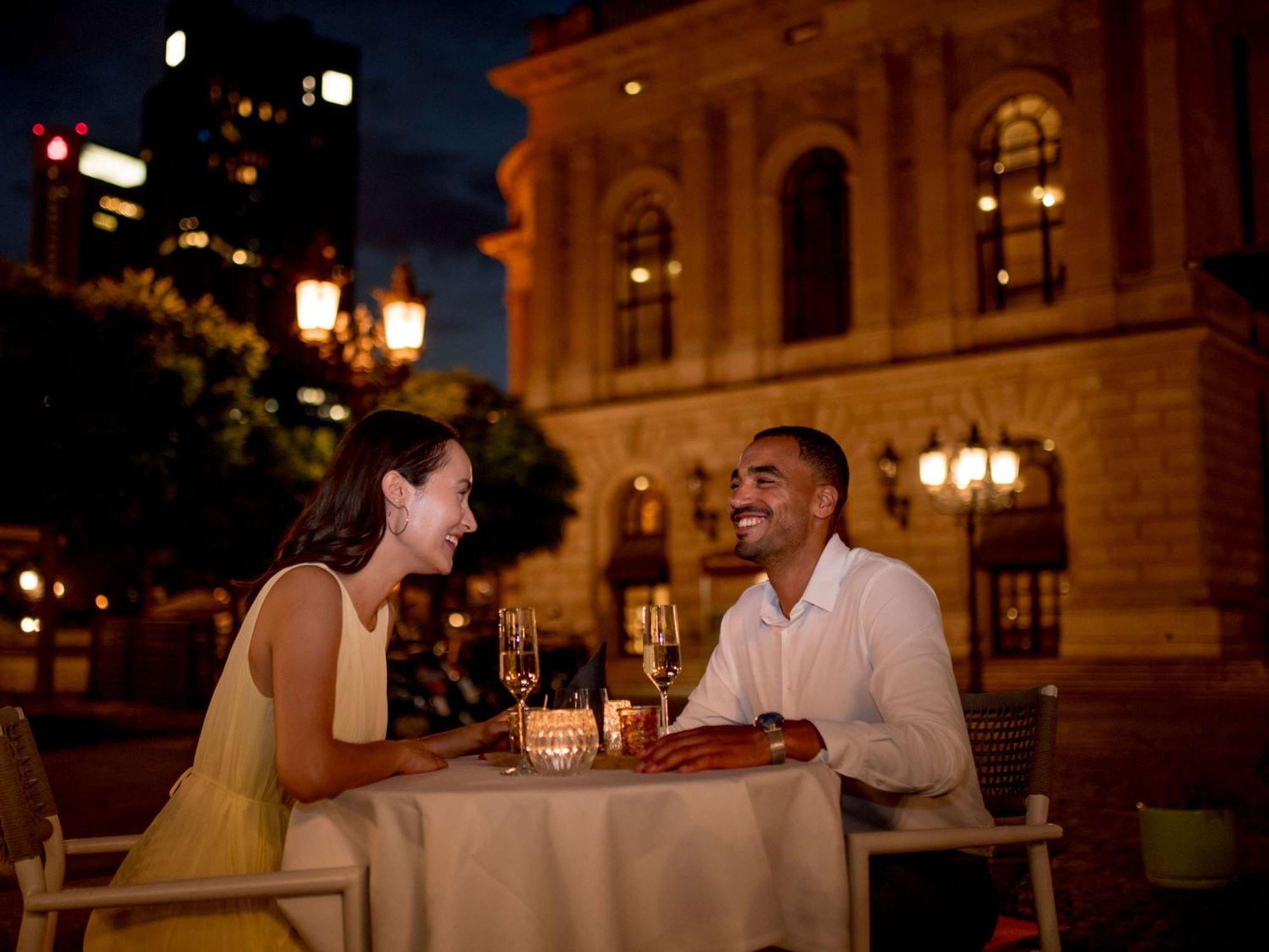 Sofitel Frankfurt Opera Hotel Frankfurt am Main Luaran gambar A couple dining at a restaurant
