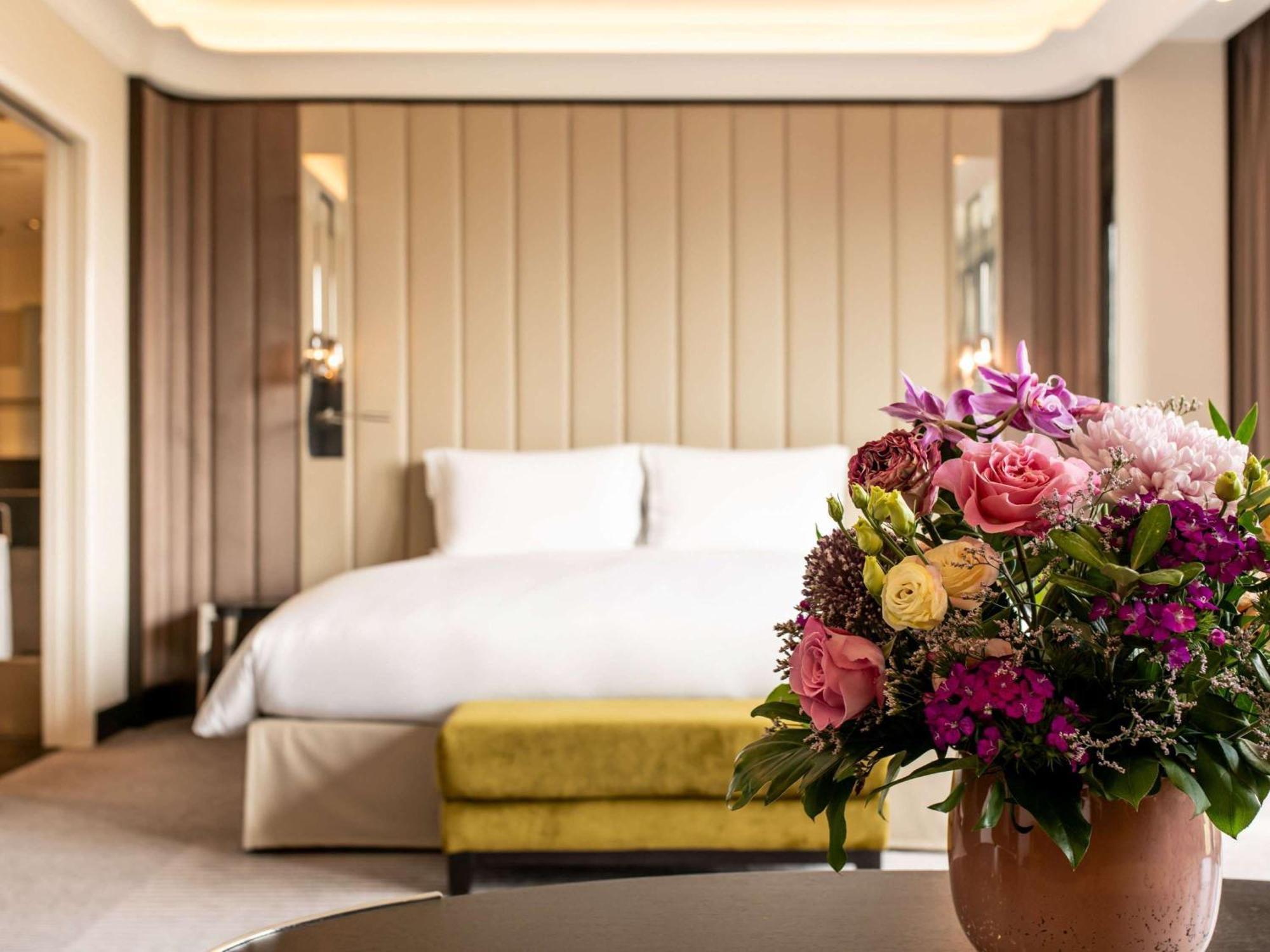 Sofitel Frankfurt Opera Hotel Frankfurt am Main Luaran gambar A suite at the hotel