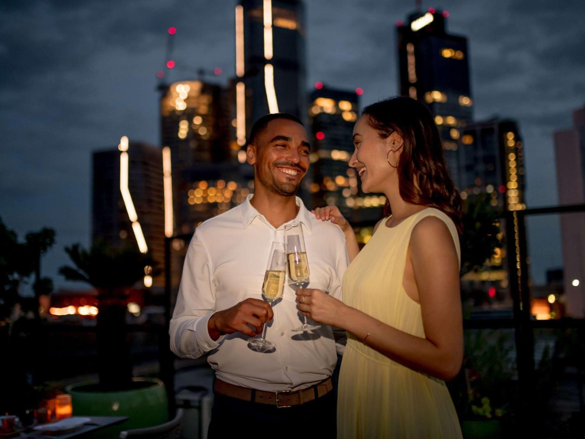 Sofitel Frankfurt Opera Hotel Frankfurt am Main Luaran gambar A couple drinking champagne