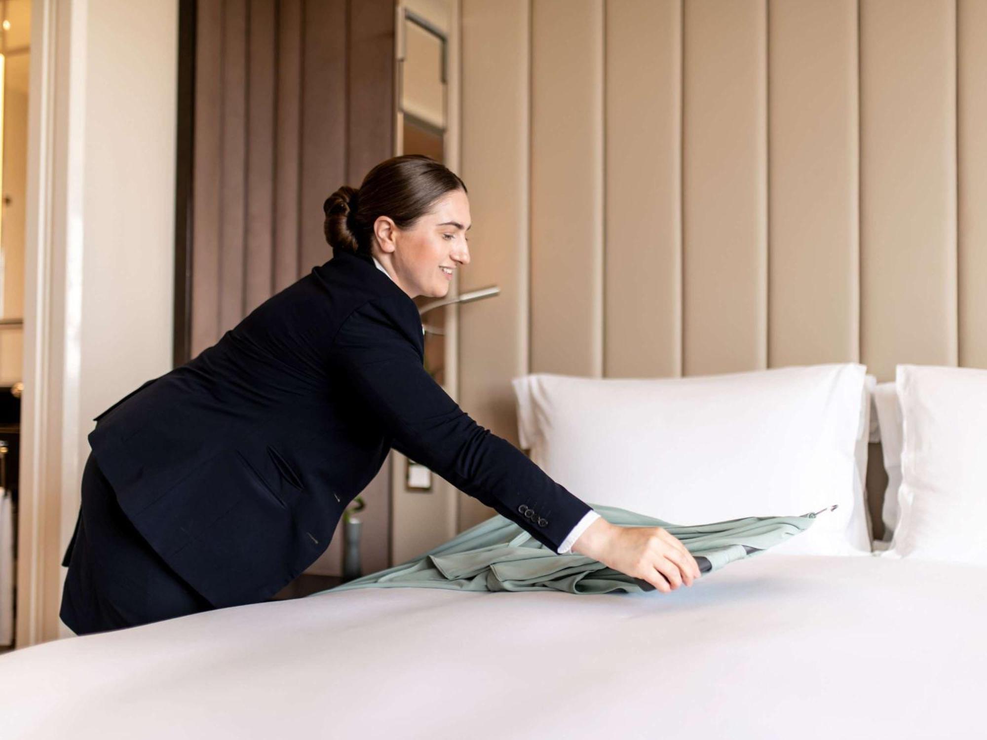 Sofitel Frankfurt Opera Hotel Frankfurt am Main Luaran gambar A chambermaid making a bed
