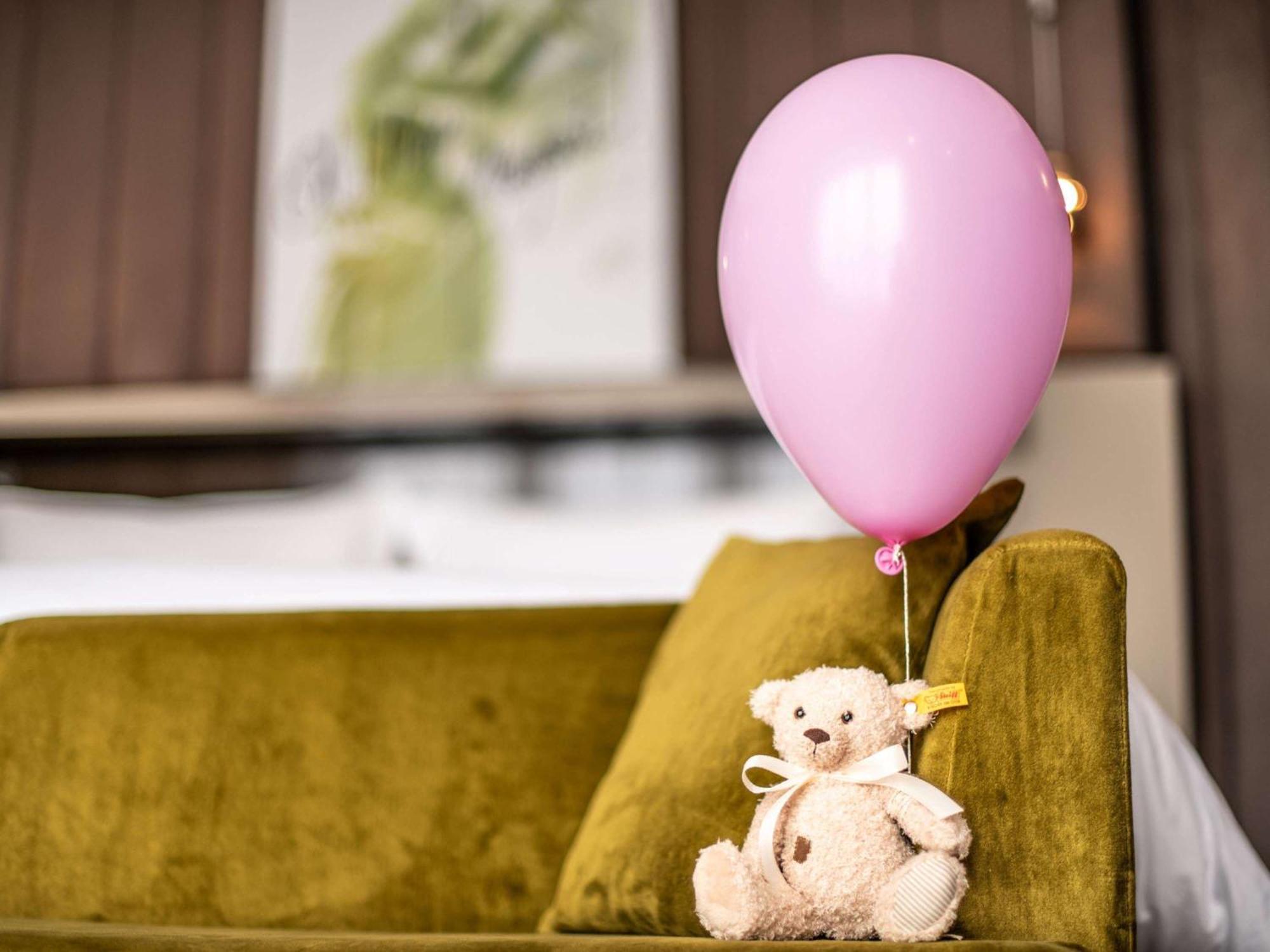 Sofitel Frankfurt Opera Hotel Frankfurt am Main Luaran gambar A teddy bear with a balloon