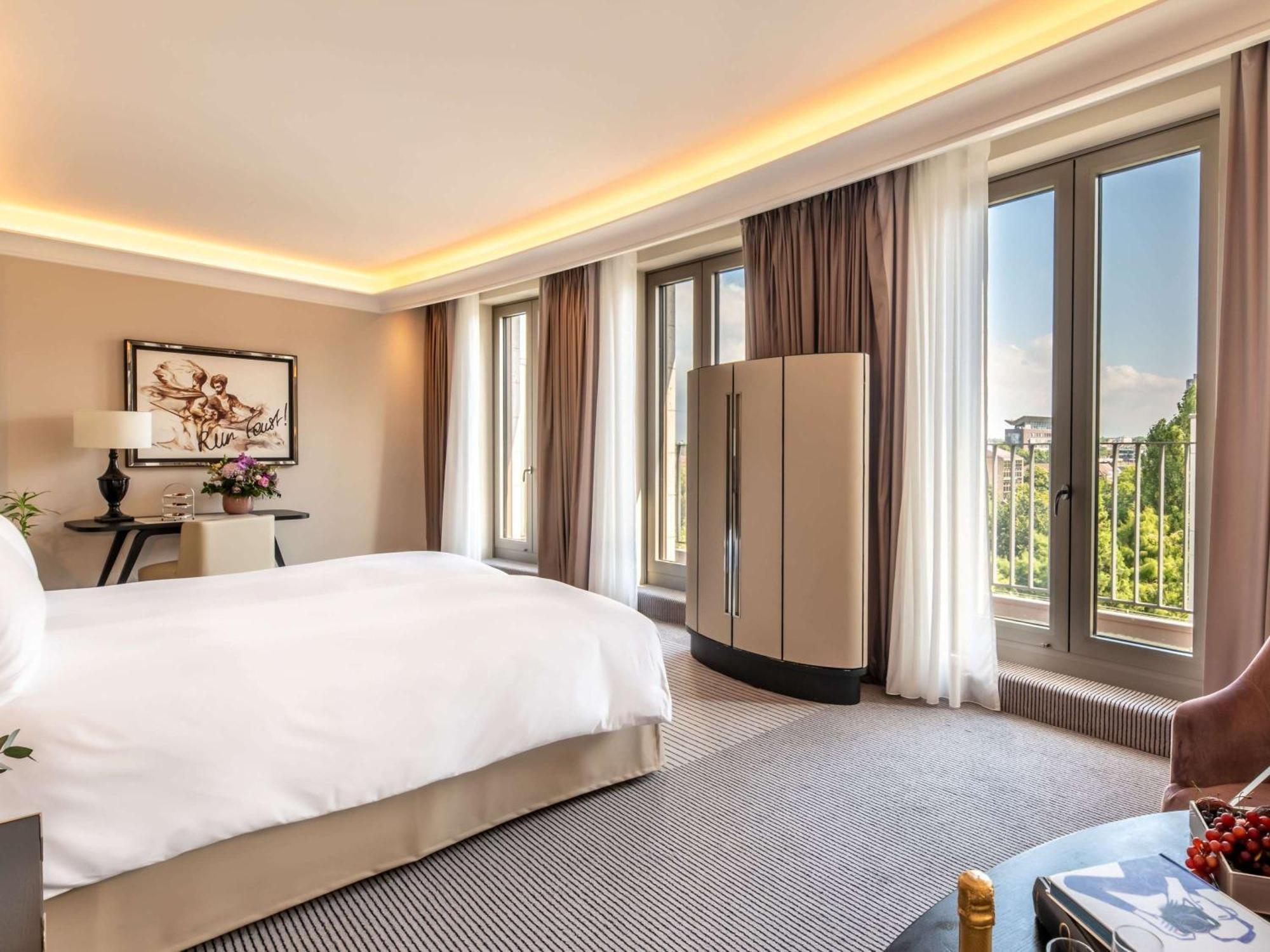 Sofitel Frankfurt Opera Hotel Frankfurt am Main Luaran gambar A bedroom at the hotel