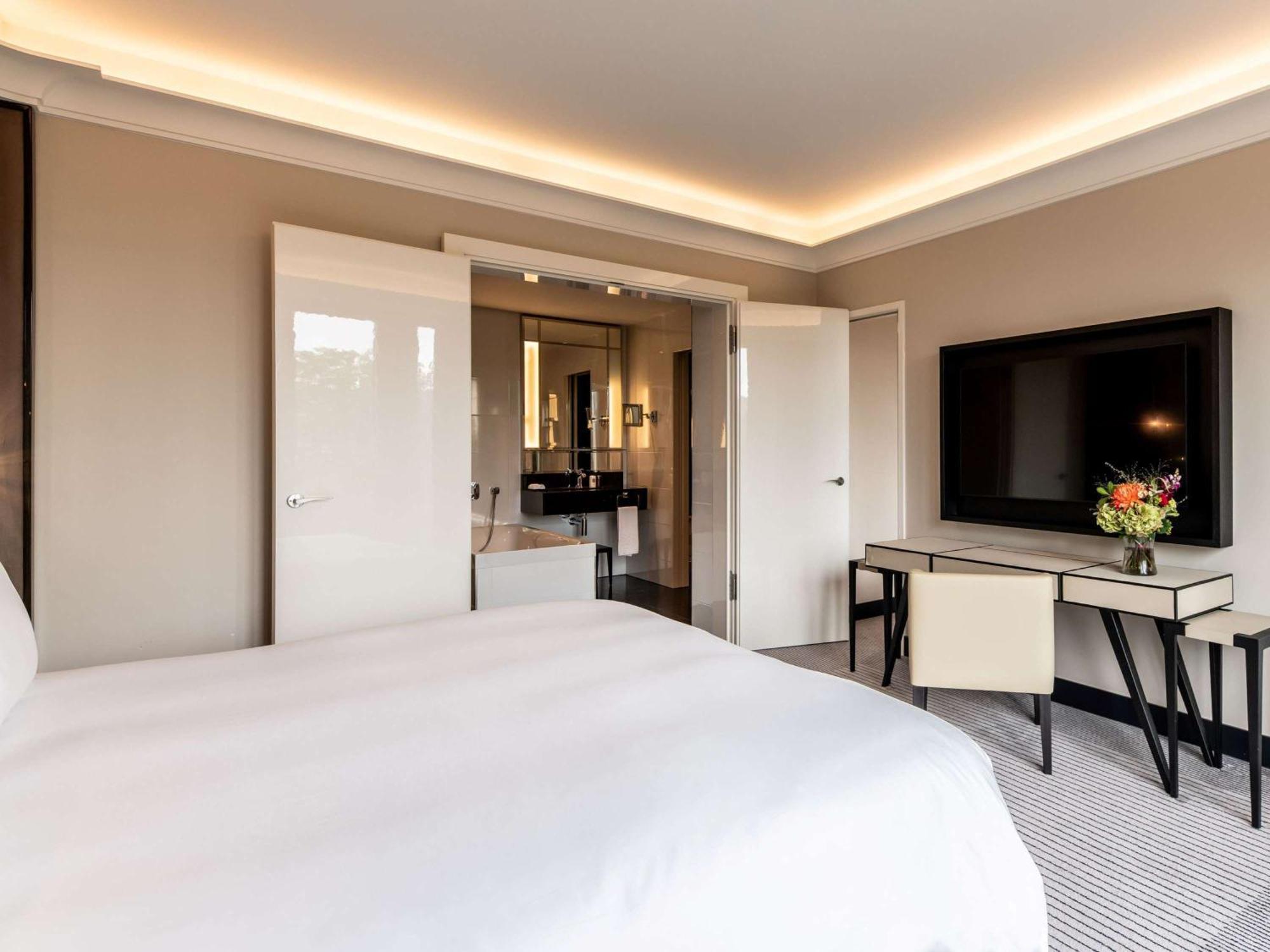 Sofitel Frankfurt Opera Hotel Frankfurt am Main Luaran gambar A bedroom at the hotel